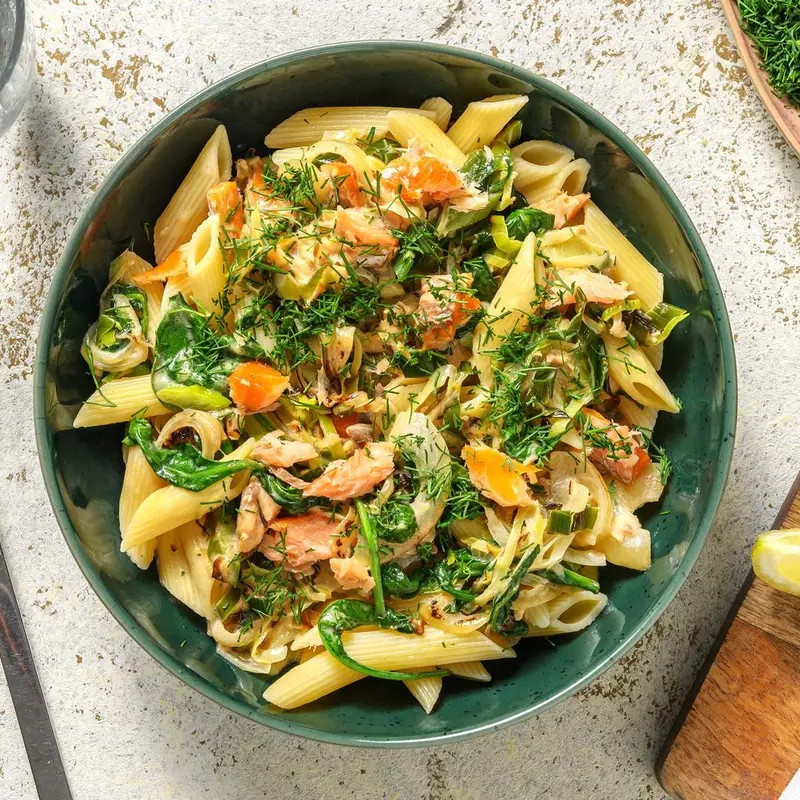 Penne met warmgerookte zalm in romige prei-spinaziesaus
