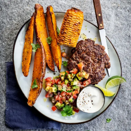 Burger met zoete aardappel, avocadosalsa & maïs