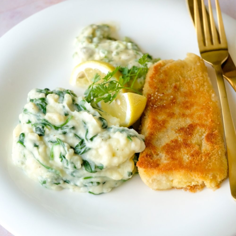 Vissticks met spinaziepuree, worteltjes en remouladesaus