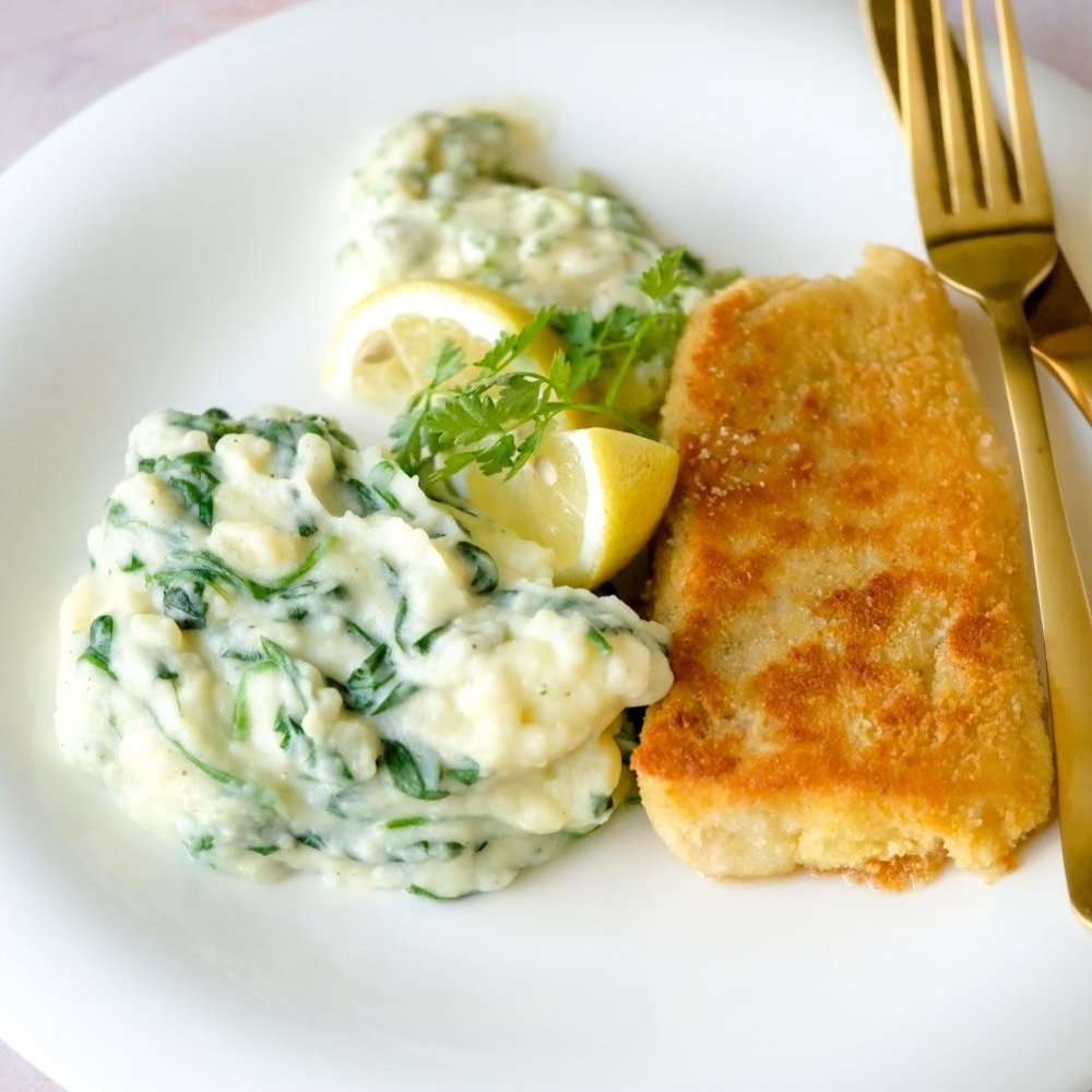 Vissticks met spinaziepuree, worteltjes en remouladesaus