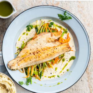 Zeebaars in wittewijnsaus met puree, julienne van groenten & kervelolie