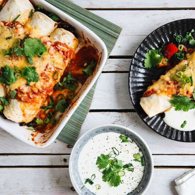 Enchilada’s met kip, zoete aardappel & romige korianderdip