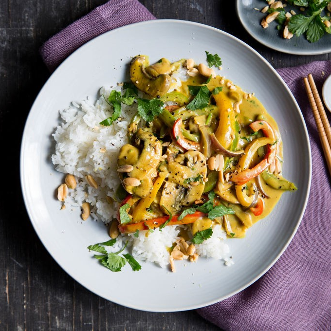 Groentecurry met kokos-pindasaus op geurige jasmijnrijst