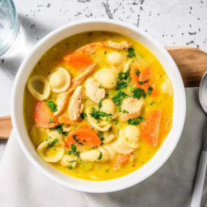 Goedgevulde kippensoep met orecchiette