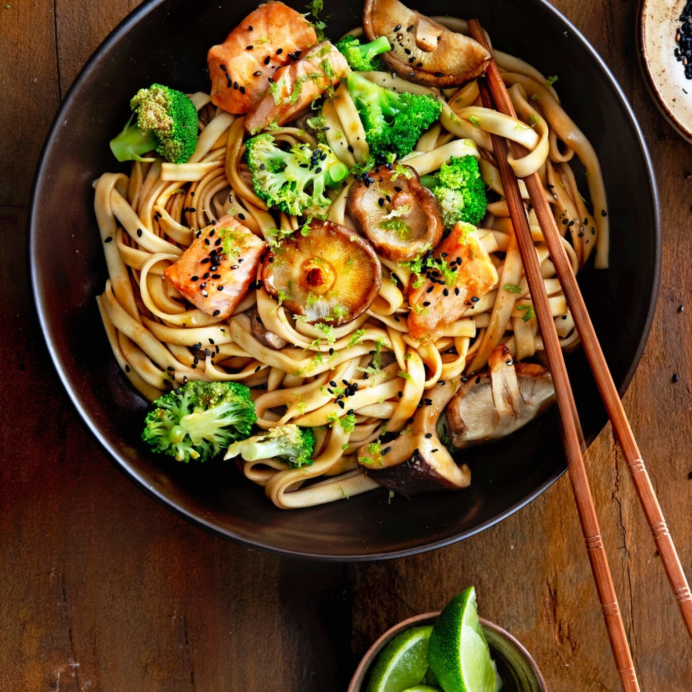 Noedels met broccoli, shiitake, zalm & sake-srirachasaus