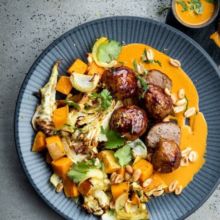 Gelakte balletjes met pindasaus, geroosterde pompoen & spitskool