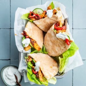 Pita met varkensreepjes, paprika & knoflooksausje