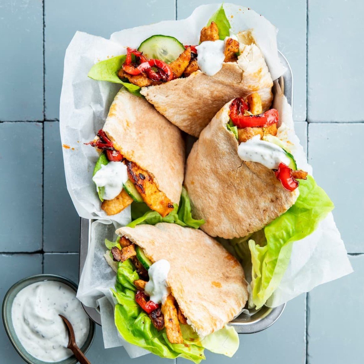 Pita met varkensreepjes, paprika & knoflooksausje