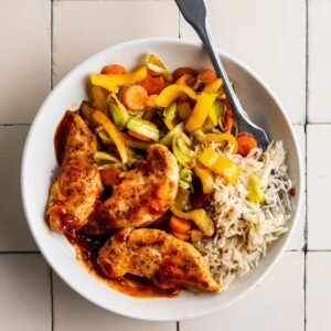 Sticky chicken met wokgroenten & rijst