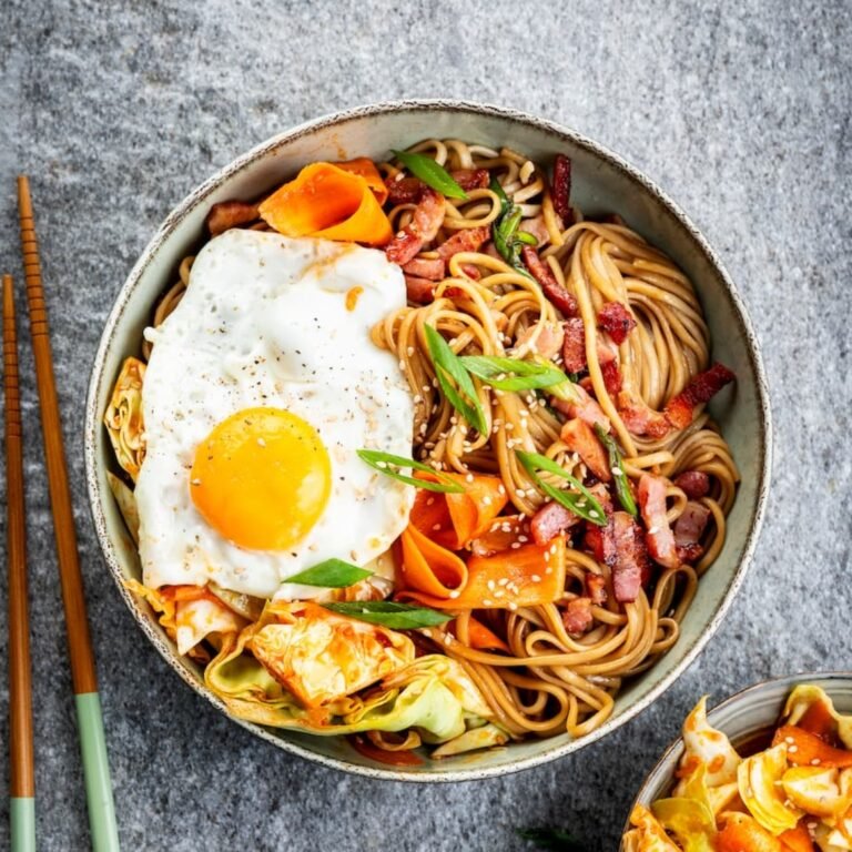 Noedels met snelle kimchi, buikspekreepjes & spiegelei