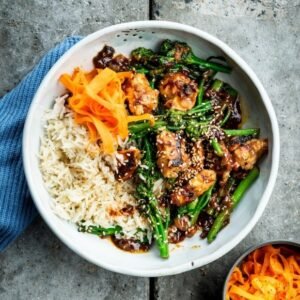 Pittige Koreaanse misokip met rijst, broccolini & wortelpickle