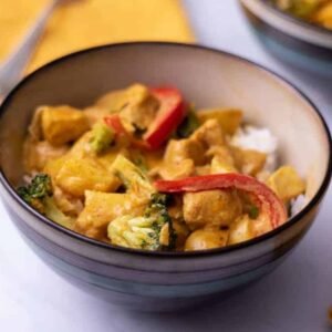 Kip in romige currysaus met broccoli & puntpaprika