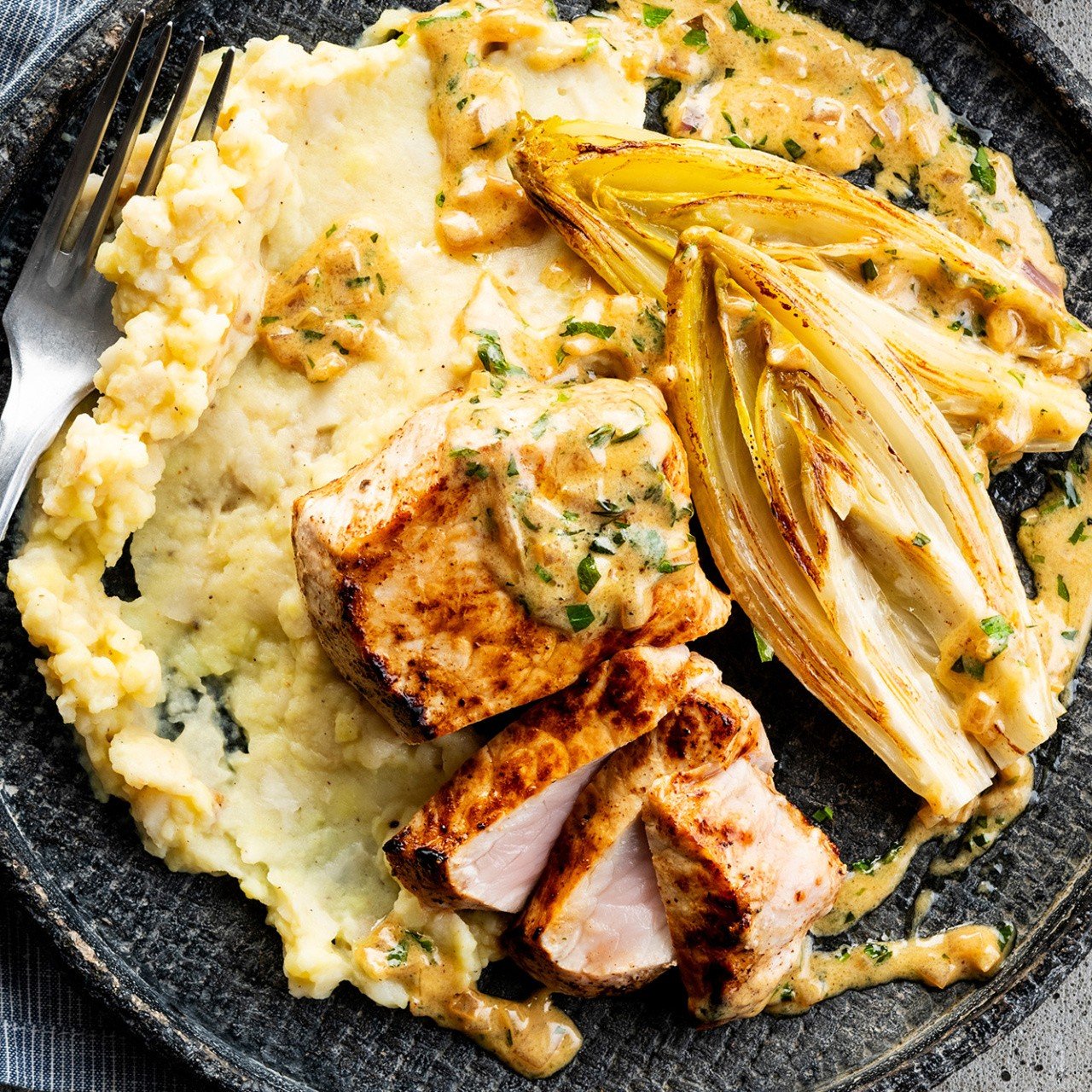 Varkenshaas met knolselderpuree, witlof & dragonroomsaus