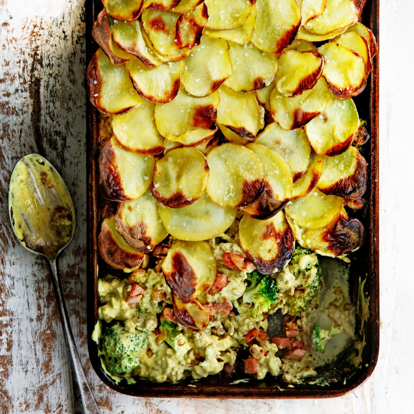 Ovenschotel met gehakt, broccoli met aardappeldakje