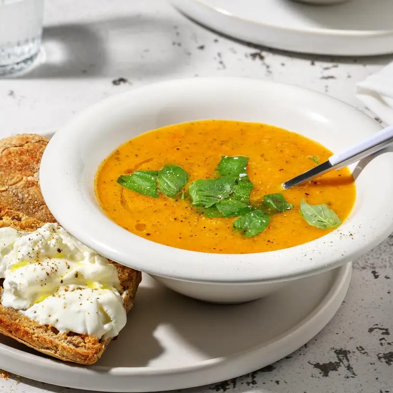 Wortel-tomatensoep met basilicumolie & ciabatta met mascarponecrème