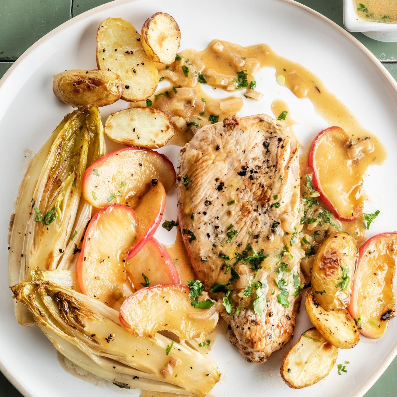 Kipfilet met mosterd-champignonsaus & gekaramelliseerde appel