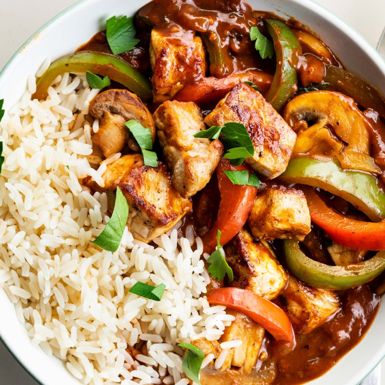 Goulash met rijst, paprika & champignons