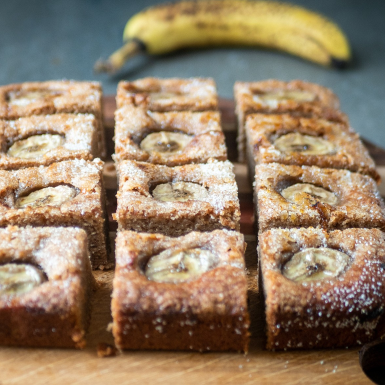 Blondies met banaan, vanillecrème, gezouten karamelsaus & hazelnootkrokantje