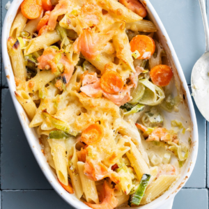 Gegratineerde pasta met zalm & prei