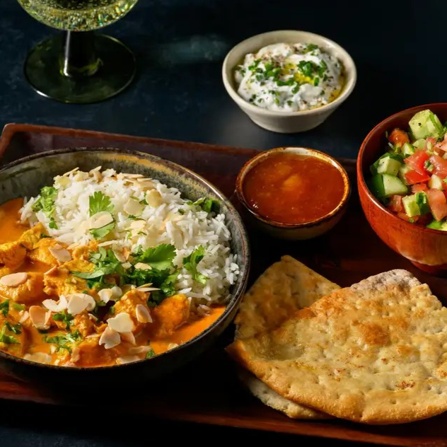 Kip tikka masala met tomaat-komkommersalade & naanbrood