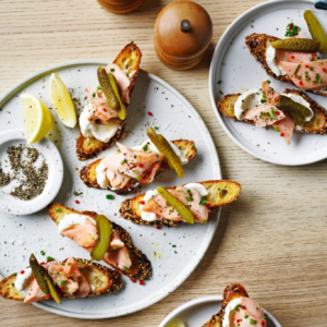 Toastjes met zalm, crème fraîche & augurken