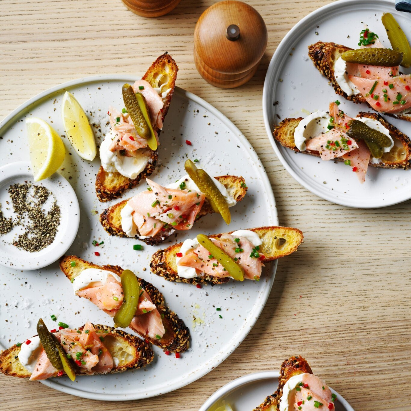 Toastjes met zalm, crème fraîche & augurken