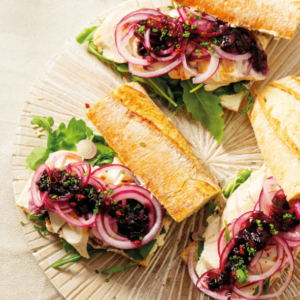 Kalkoensandwiches met bosbessenspread