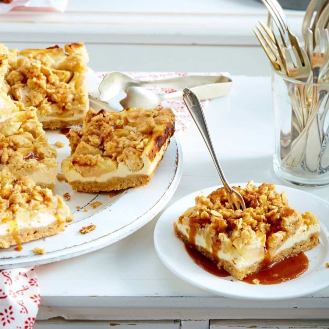 Appel-kwarktaart met karamelsaus