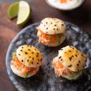 Mini bladerdeegbuns met gerookte forel