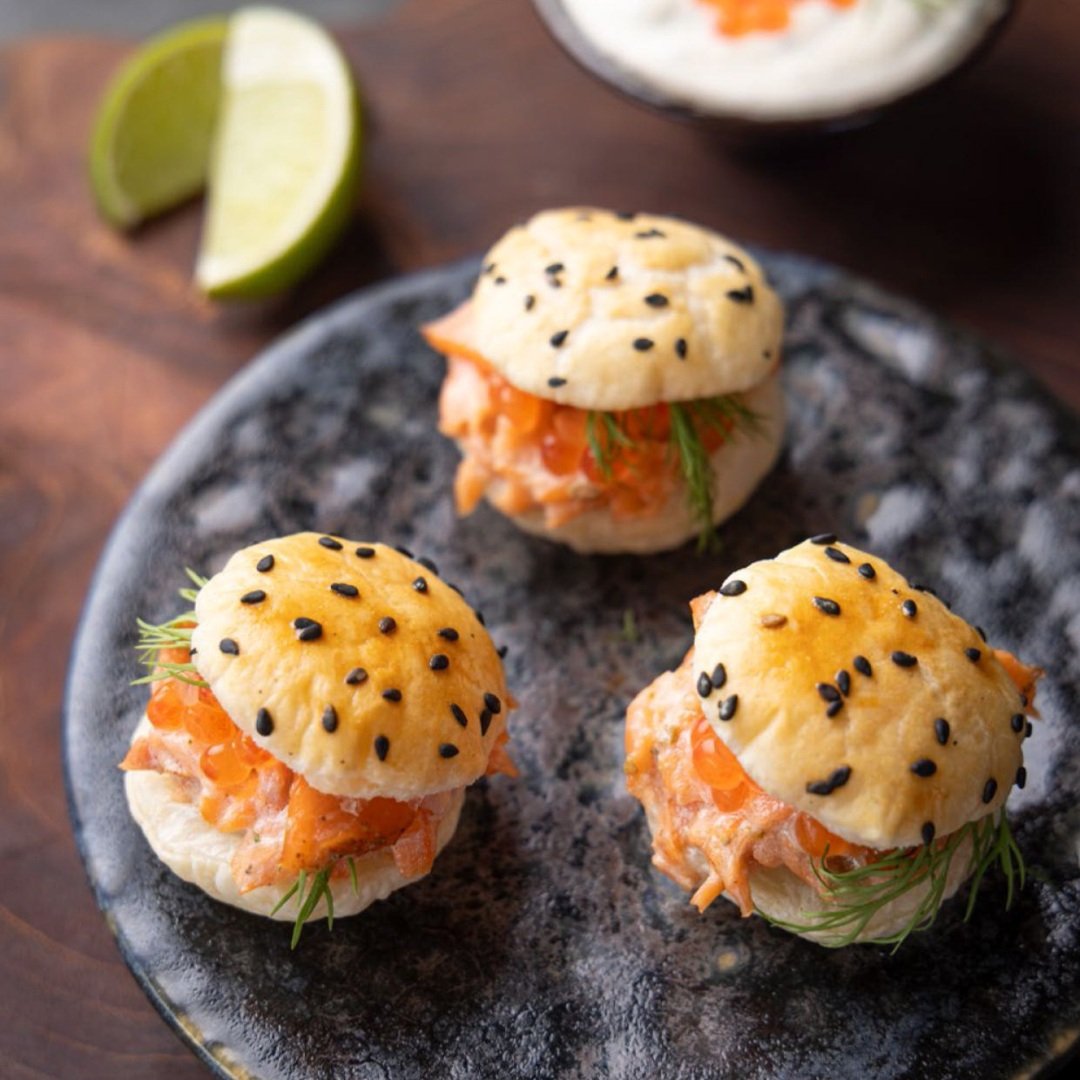 Mini bladerdeegbuns met gerookte forel