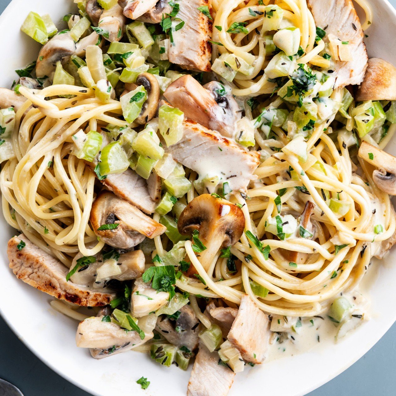 Varkensmedaillon met spaghetti in champignon-roomsaus