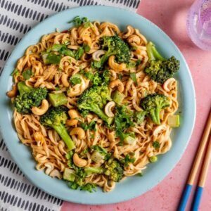 Broccoli in pindasaus met cashewnoten