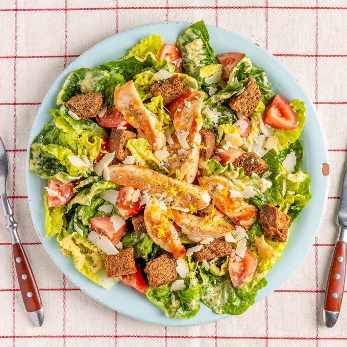 Caesar salad met gebakken kipreepjes