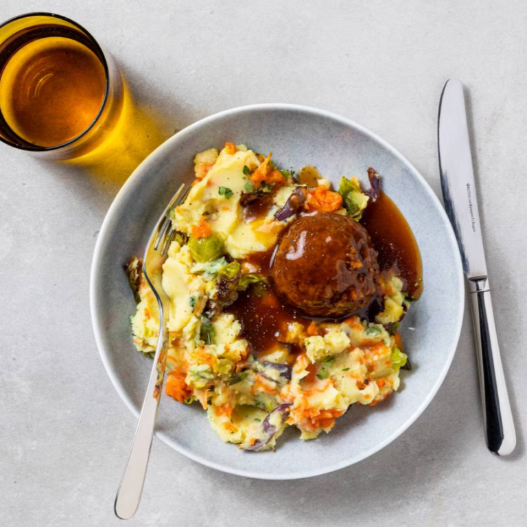 Herfststamppot met spruitjes, pompoen & gehaktbal