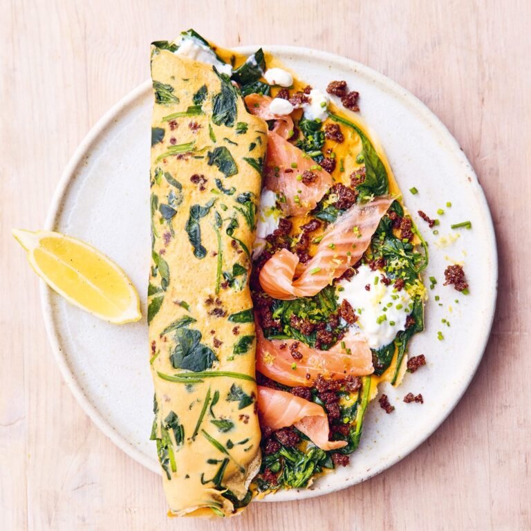 Omelet met gerookte zalm en roggebrood