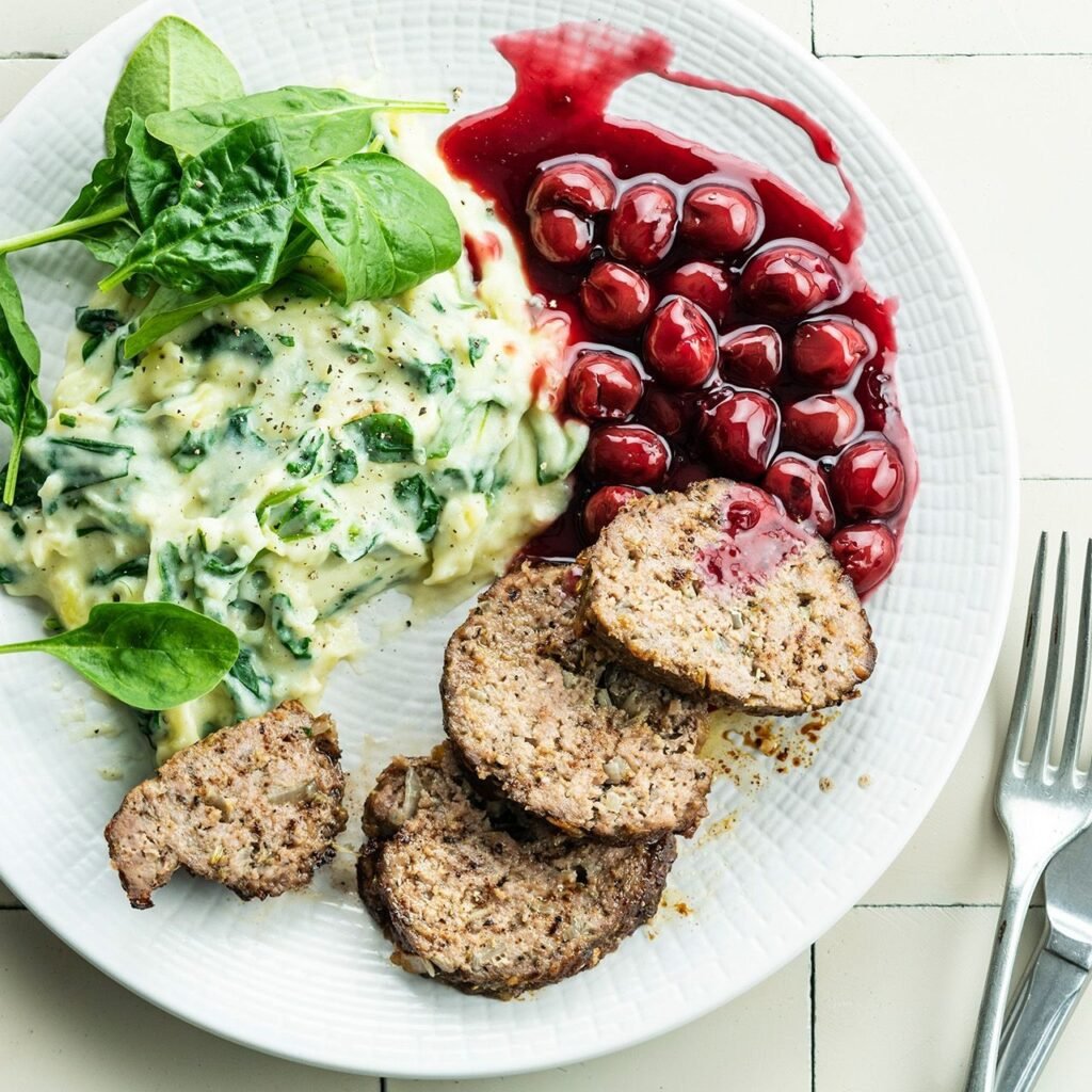 Gehaktbrood met krieken en spinaziepuree