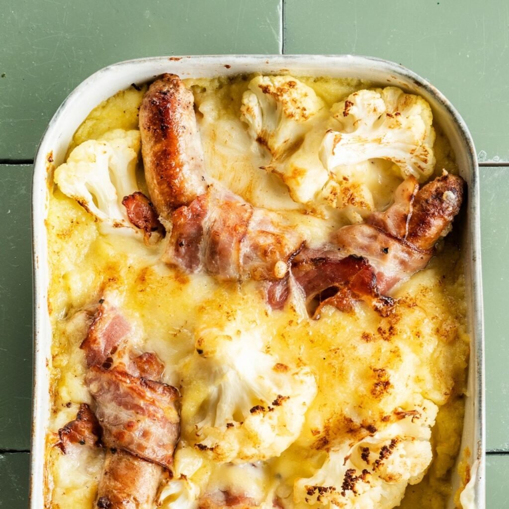 Ovenschotel met bloemkool, worst en kaassaus