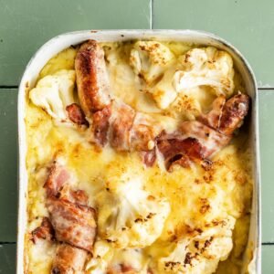 Ovenschotel met bloemkool, worst en kaassaus
