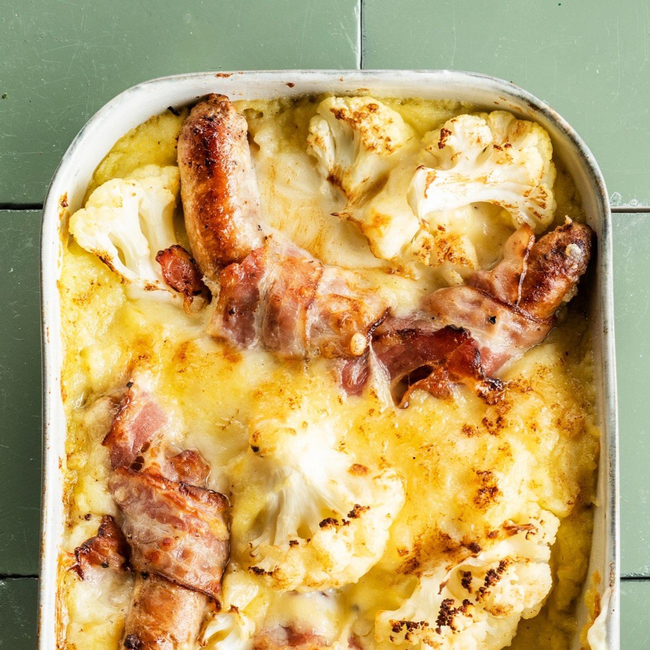 Ovenschotel met bloemkool, worst en kaassaus