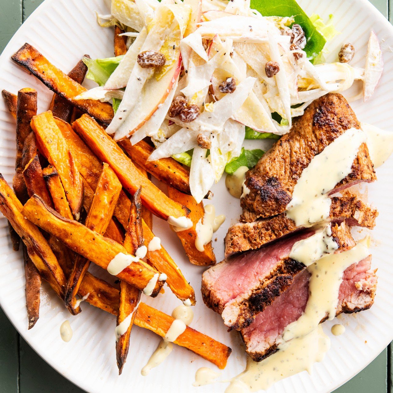 Steak met bearnaisesaus, zoete aardappelfrietjes en witlofsalade