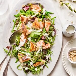 Zalmsalade met peultjes, dadels en pijnboompitten