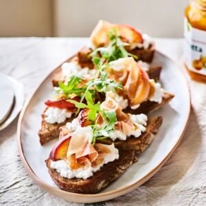 Toast met perzik en cottage cheese