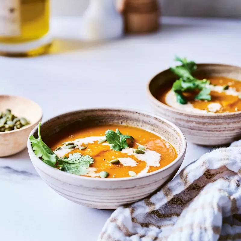 Butternutsoep met tomaat, wortel, curry en gember