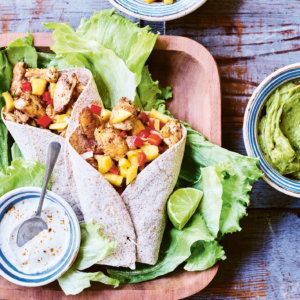 Fajita’s met kalkoenreepjes en salsa van mango en zoete puntpaprika
