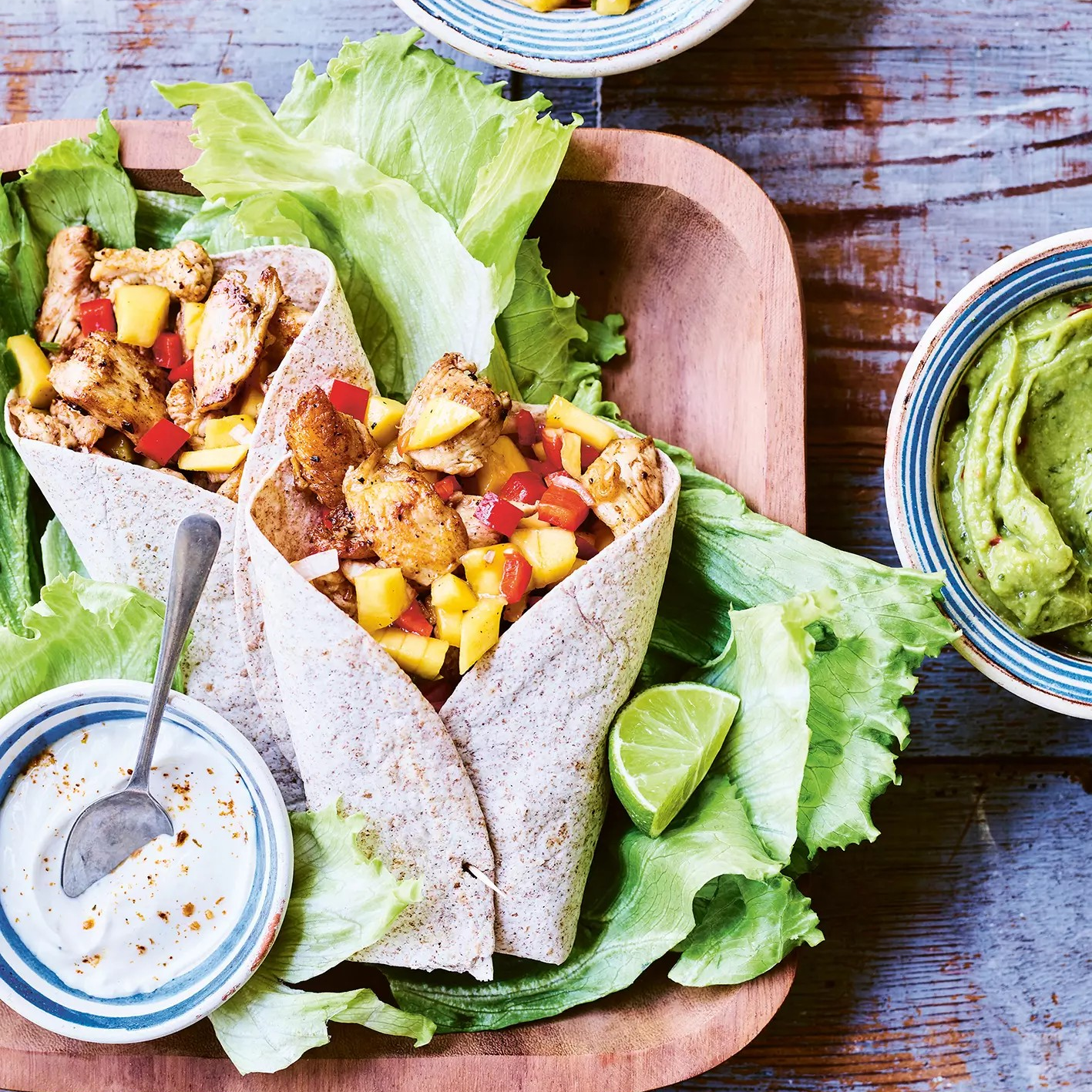 Fajita’s met kalkoenreepjes en salsa van mango en zoete puntpaprika
