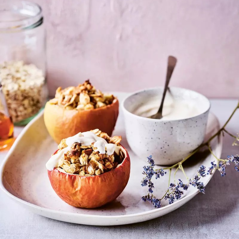 Gevulde appel met pecannoten, havermout en vanille-sojayoghurt