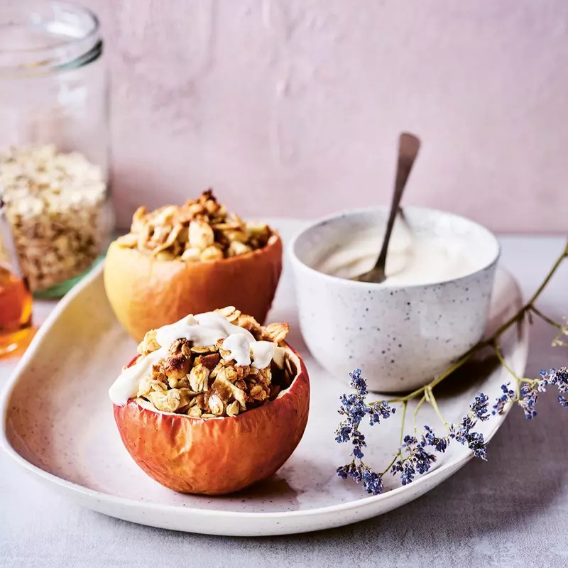 Gevulde appel met pecannoten, havermout en vanille-sojayoghurt