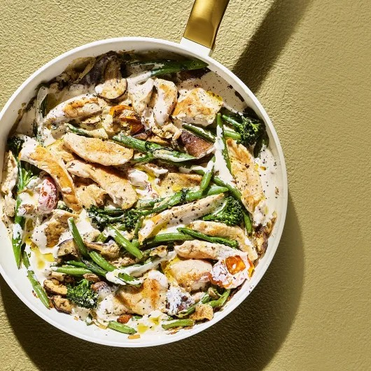Kalkoenhaasje in romige saus met groene groenten en shiitakes