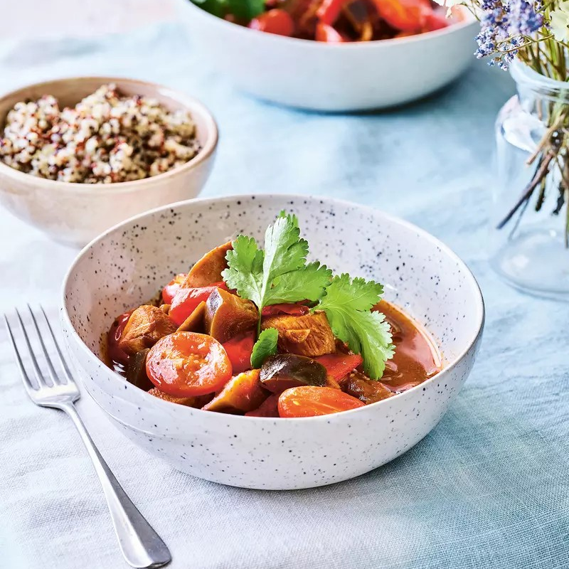 Libanees stoofpotje met aubergine, puntpaprika en kip