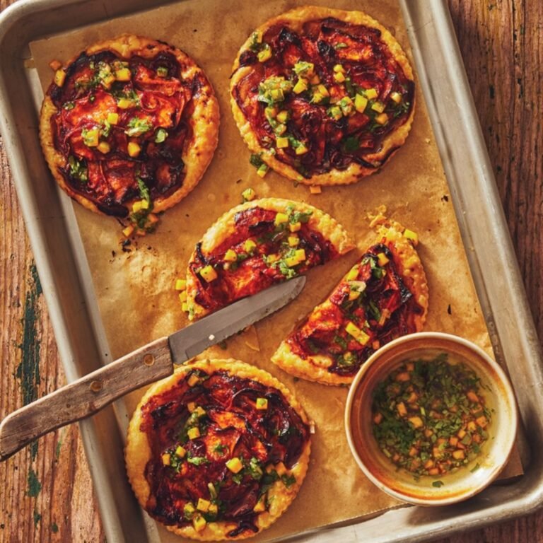 Knolselderijtartelettes met gochujang en mangosalsa